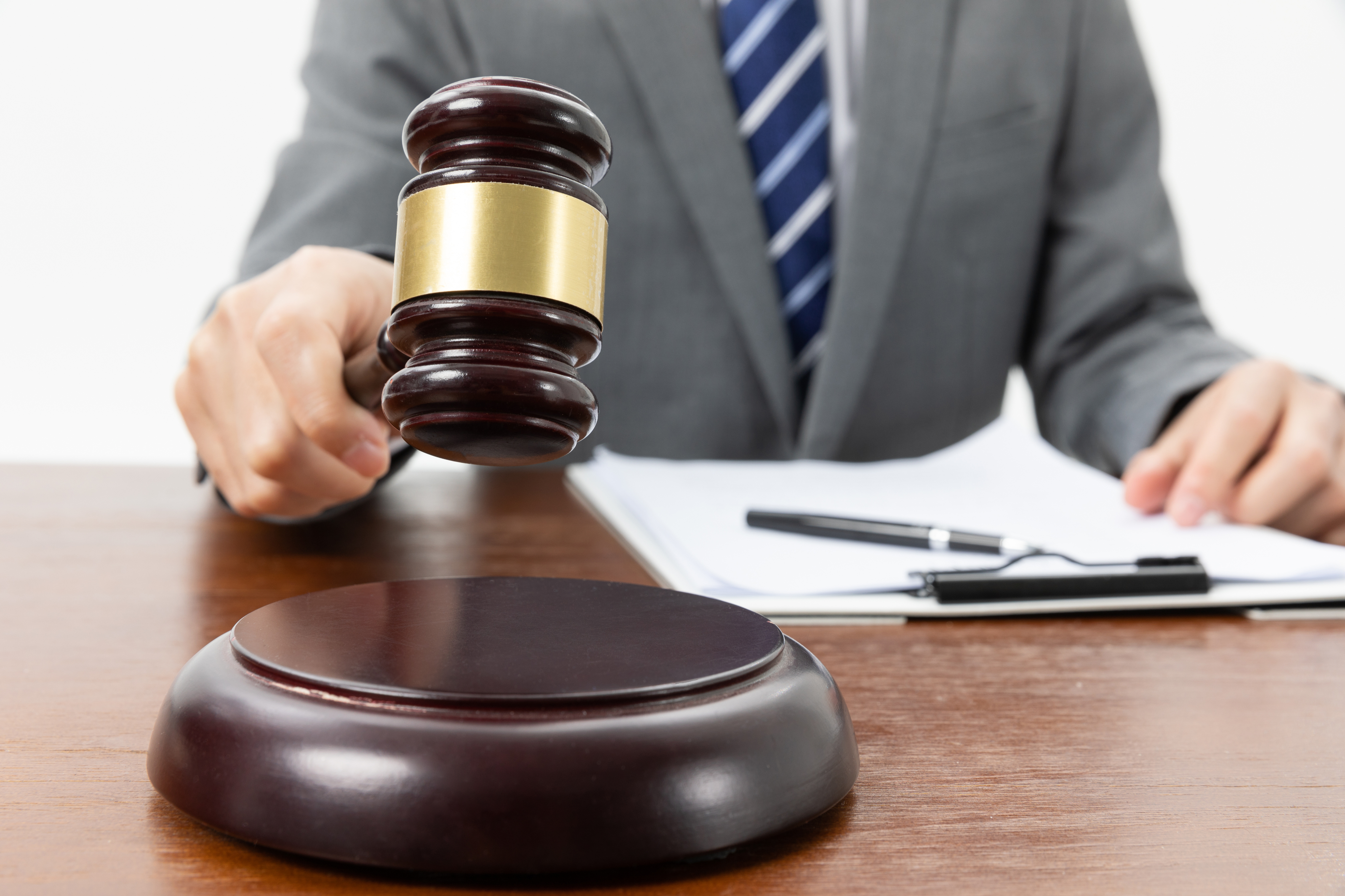 Solo litigator in court-ready legal research setting